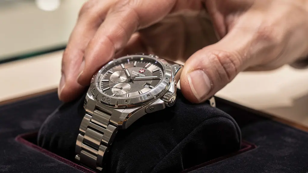 Kunde betrachtet Schweizer Luxusuhren in elegantem Juweliergeschäft