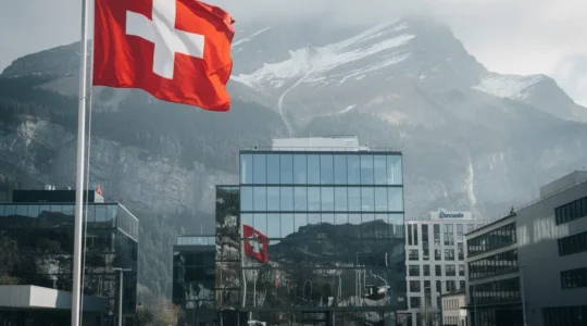Schweizer Flagge vor modernen Gebäuden mit Bergpanorama, symbolisiert Neutralität zwischen Tradition und Moderne
