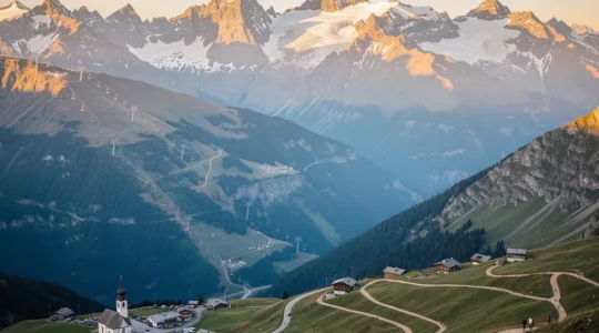 Panoramablick auf Schweizer Alpengipfel mit Skiliften und Wanderwegen im goldenen Abendlicht